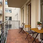 Pesti Apartment&free Parking شقة *